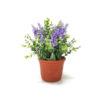 foto arranjo floral artificial de lavanda lilás e buxinho verde em vaso plástico cor terracotta