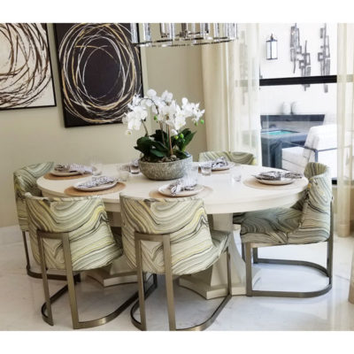 Sala decorada com arranjo floral de orquideas brancas